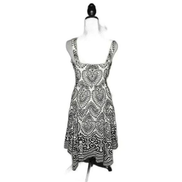Chic Black and White Patterned Summer Dress - Picture 2 of 4
